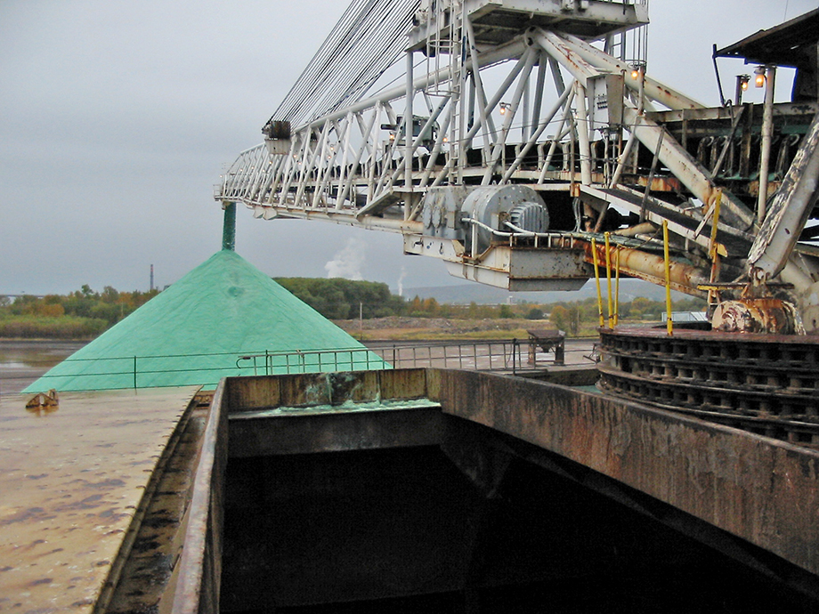 Road salt unloaded onto dock at Duluth