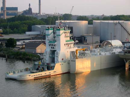 Tug Samuel de Champlain and barge Innovation