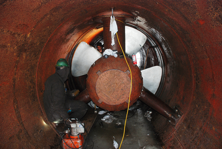 Bow thruster tunnel